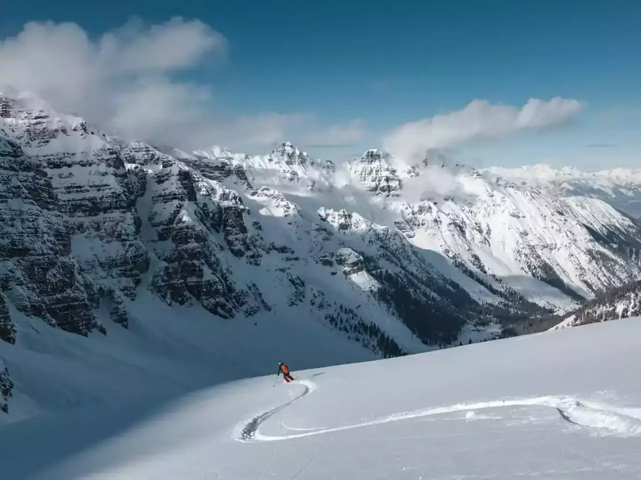 Freerider zieht im Pulverschnee seine Spur