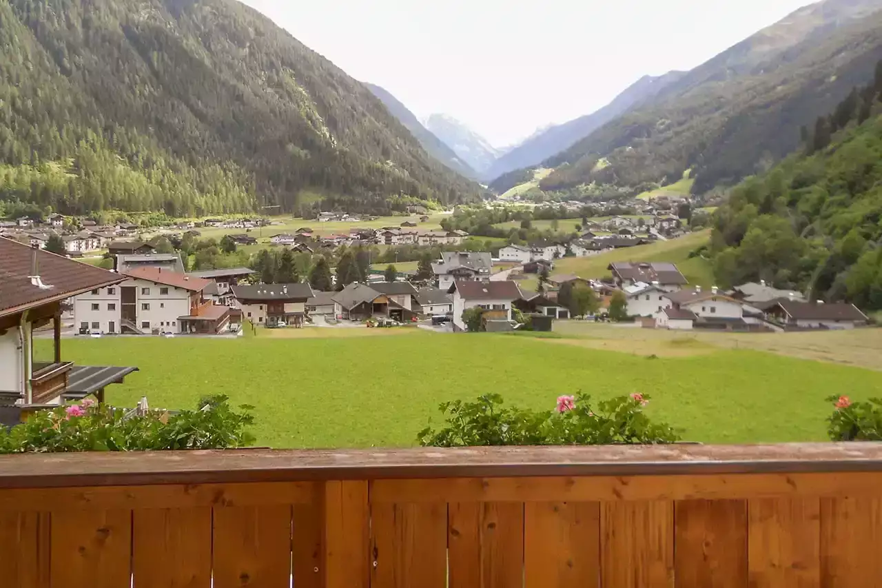 Aussicht vom Balkon vom Apartment Krug mit Dorf und Berge