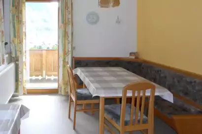 02-apartment-krug-neustift-esstisch.webp