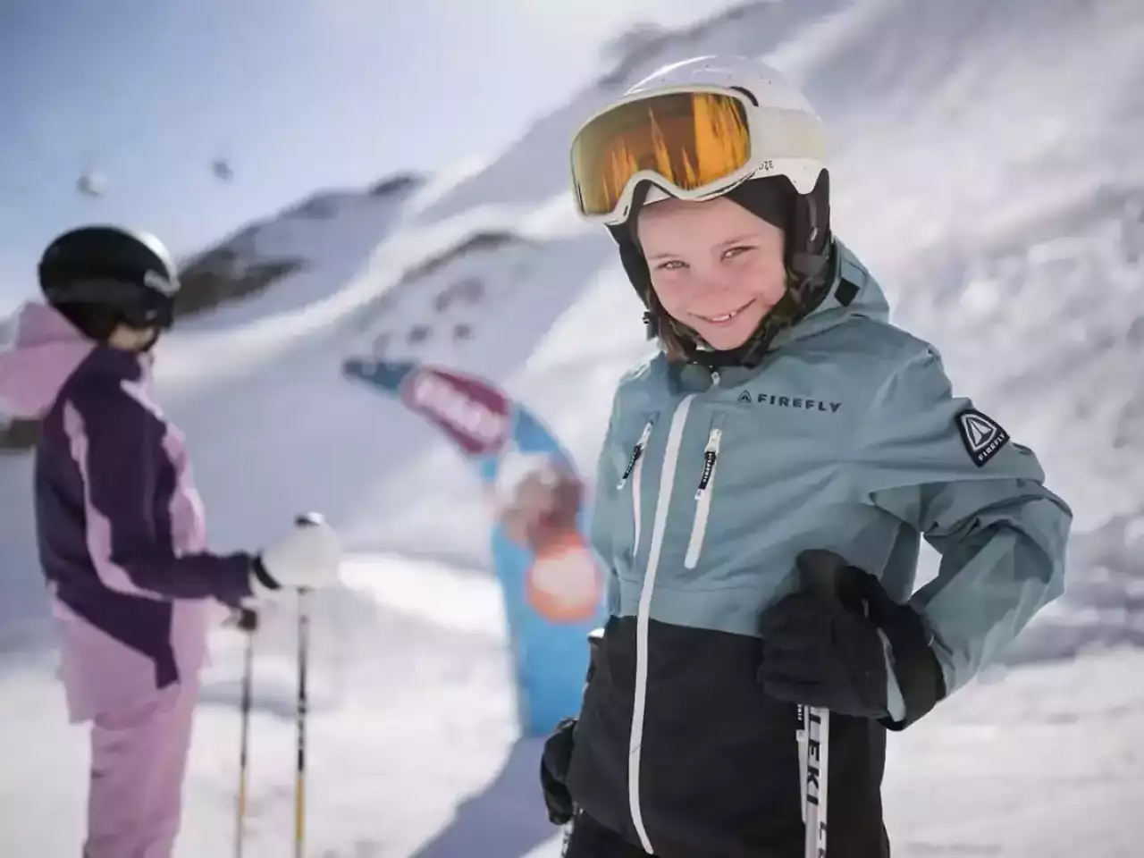 Mädchen auf Ski lächelt in Kamera