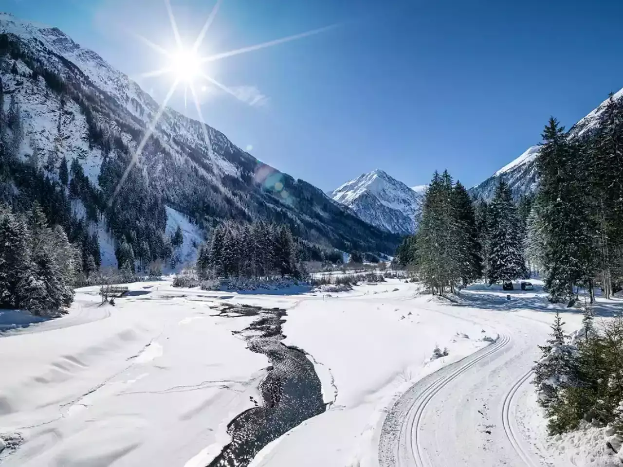 Blick auf Langlaufloipe mit Bach